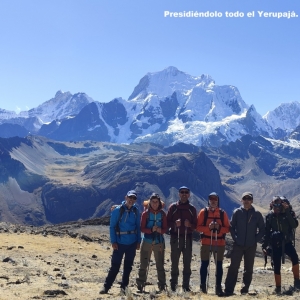 Presidiéndolo todo el Yerupajá. A su derecha aparece el Siula Grande.