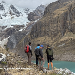 Laguna Solterococha con el glaciar del Yerupaja.