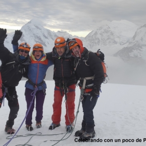 Celebrando con un poco de pisco la cumbre del Nevado Pisco.