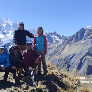 Etapa 7ª. Camino al campamento Jauhacocha. Al fondo, majestuoso, Yerupajá.