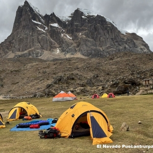 El Nevado Puscantrurpa sobre el campamento.